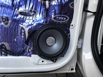 福特領(lǐng)界音響改裝德國(guó)彩虹喇叭+愛(ài)威備胎低音 深圳享聲汽車(chē)音響